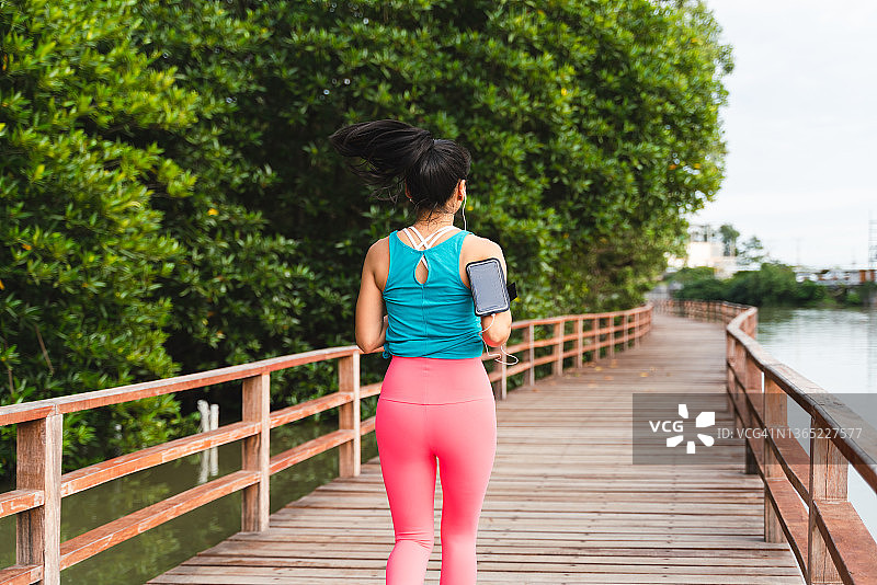 亚洲妇女喜欢早上慢跑的肖像图片素材