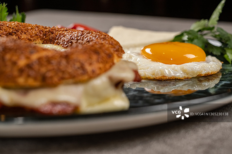 土耳其早餐，煎蛋，土耳其百吉饼，奶酪和蔬菜图片素材