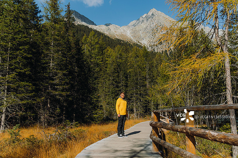 男性旅行者在阿尔卑斯山的白云石山脉思考秋天图片素材