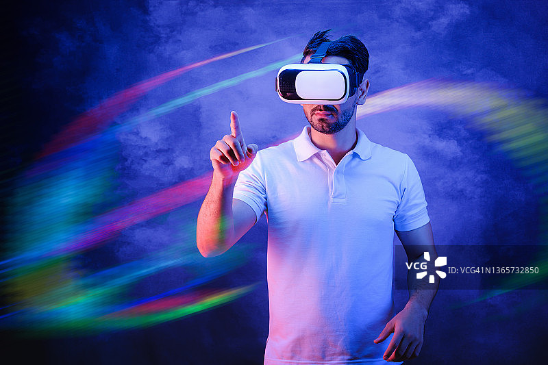 戴着vr眼镜的男士在虚拟现实世界中遨游图片素材