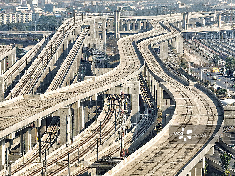 无人机拍摄的泰国曼谷bangsue中央车站的火车轨道、电缆和站台，这是正在建设中的新的铁路枢纽交通大楼图片素材