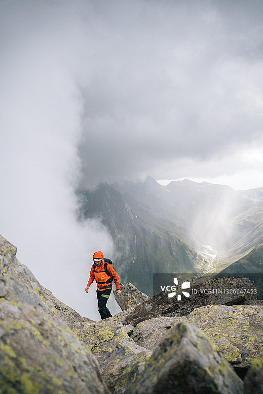 登山运动员爬上山脊图片素材