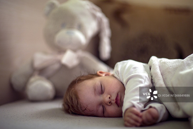 可爱的宝宝睡觉时不用奶嘴图片素材