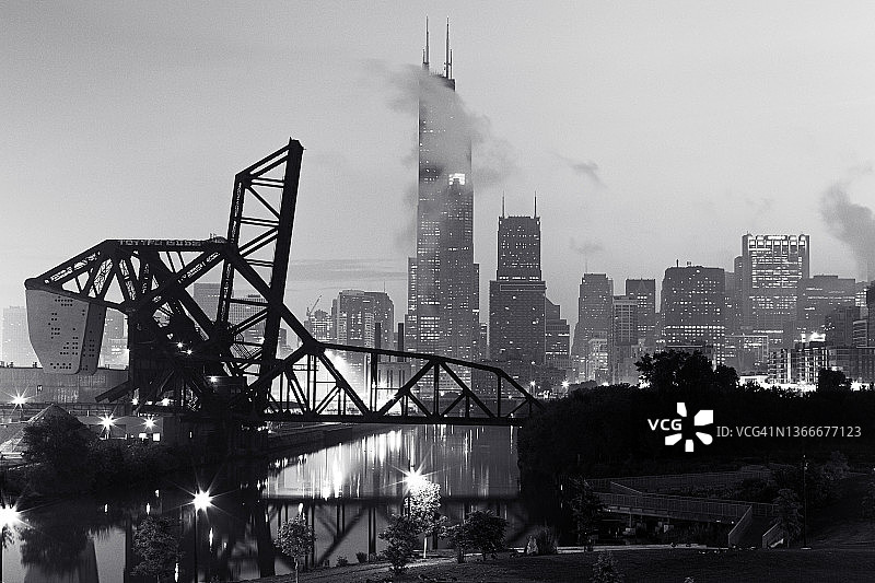 黑白相间，芝加哥河，圣查尔斯航空大桥，芝加哥，伊利诺斯州，美国图片素材