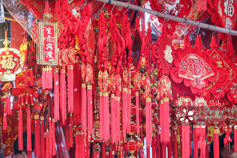 中国新年装饰品:中国结(带有“福”字)意味着好运。图片素材