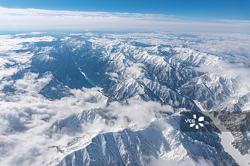 从飞机上鸟瞰日本长野白雪皑皑的飞驒山图片素材