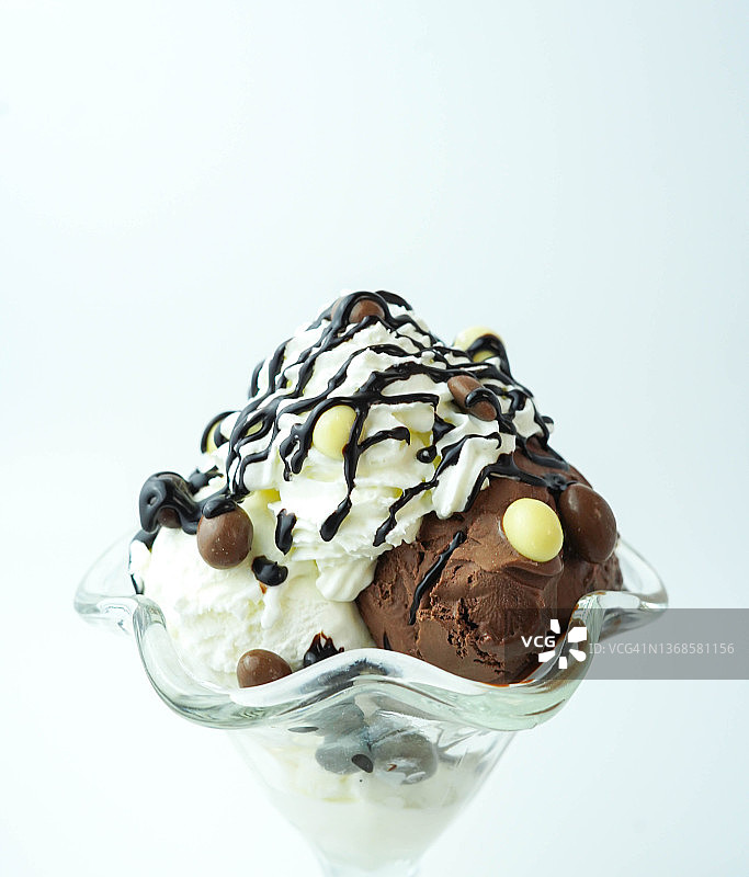 几勺巧克力球和糖浆冰淇淋图片素材