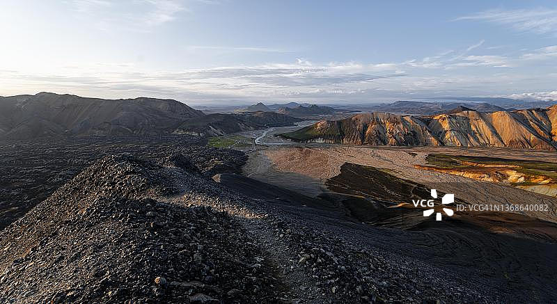 从布拉努库尔俯瞰，景观全景，引人注目的火山景观，多彩的侵蚀景观，熔岩田，Landmannalaugar, Fjallabak自然保护区，冰岛苏德兰图片素材