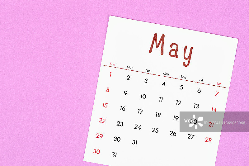 五月是组织者计划和提醒的月份，用洋红色的纸做背景。商业计划预约会议概念图片素材