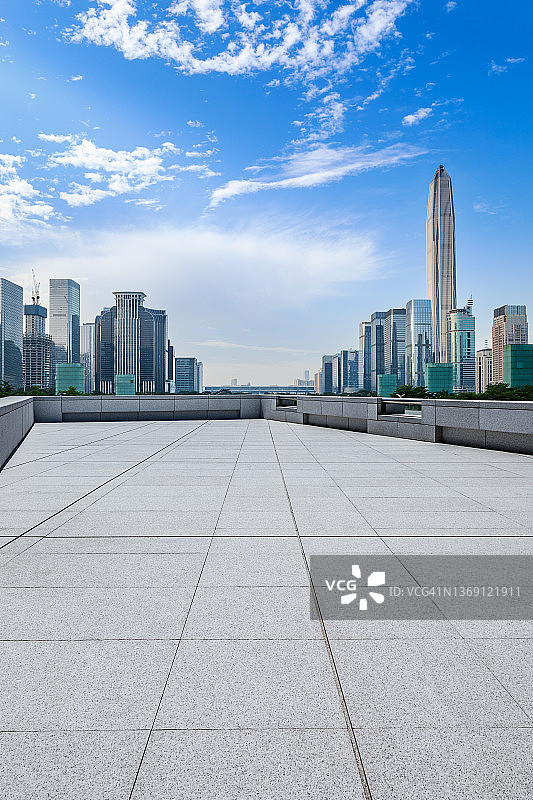 深圳空的地板和建筑的天际线图片素材