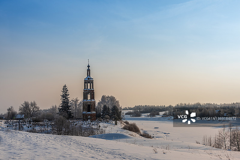 冬天的乡村景观，村舍被白雪覆盖。图片素材