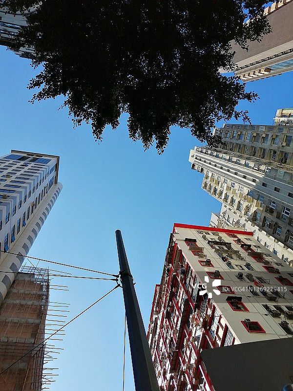 城市中建筑物对着天空的低角度视图图片素材
