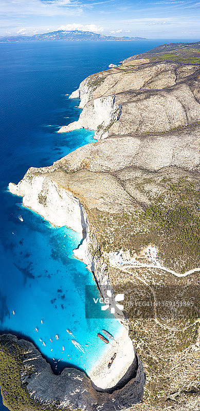 空中俯瞰环绕扎金索斯岛纳瓦吉奥海滩的蓝色大海图片素材