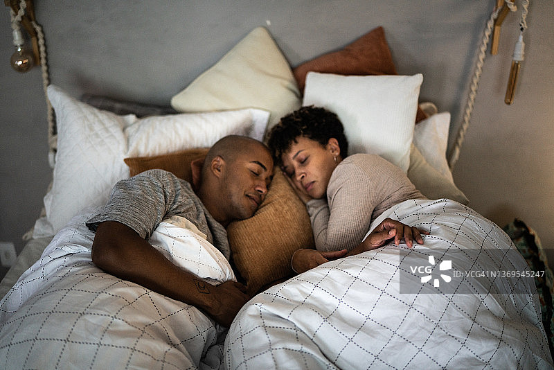 在家里睡觉的年轻夫妇图片素材
