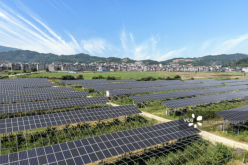 农场太阳能发电厂的高角度视图图片素材