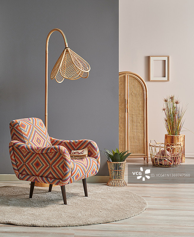 现代扶手椅在轻墙概念与灯和地毯设计。图片素材