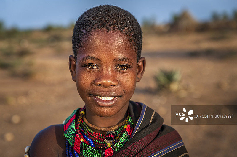 来自哈默部落的年轻女孩的肖像，埃塞俄比亚，非洲图片素材