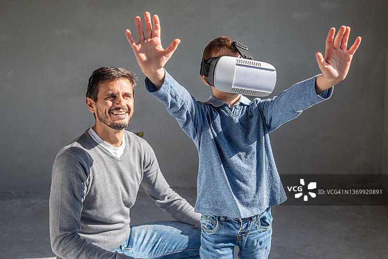 幸福的年轻家庭使用虚拟现实眼镜图片素材