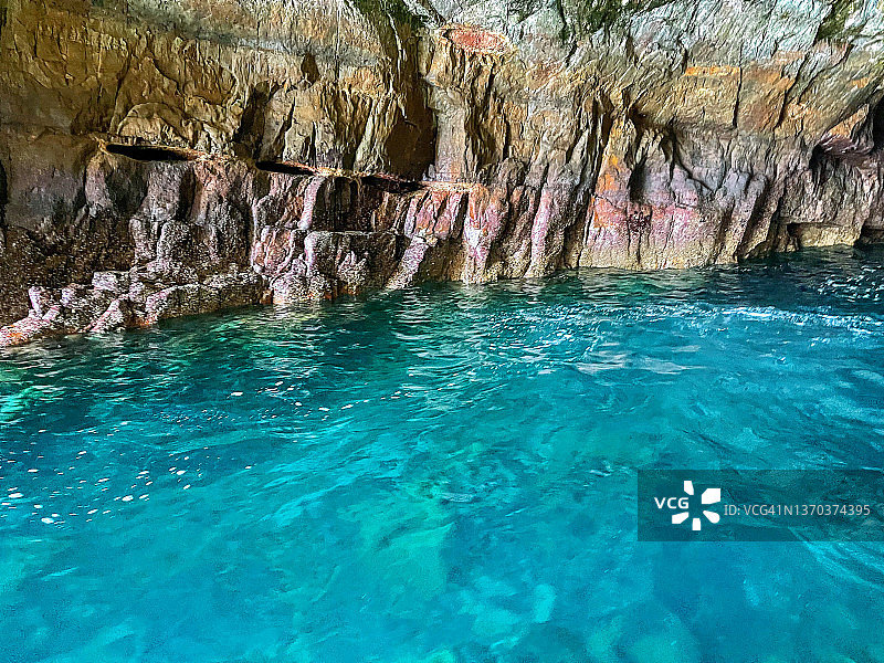 海洞内，充满活力的绿松石水，海浪岩石海岸，船景图片素材