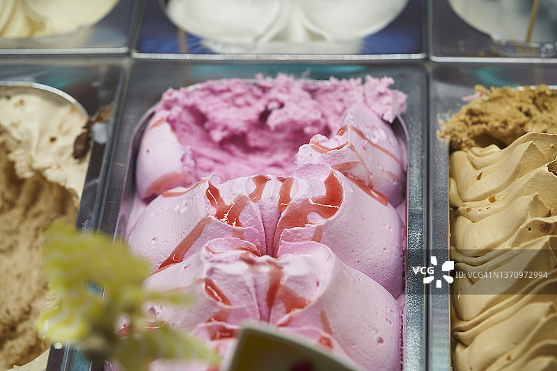 冰箱里放着脆脆的意大利花生冰淇淋，旁边放着香草冰淇淋。图片素材