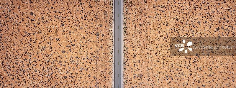 空旷的柏油路穿过美国沙漠，俯瞰美国图片素材