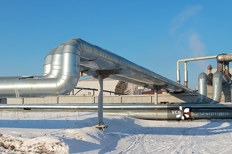 冬季暖气管道集中。工业背景。增加取暖费用图片素材