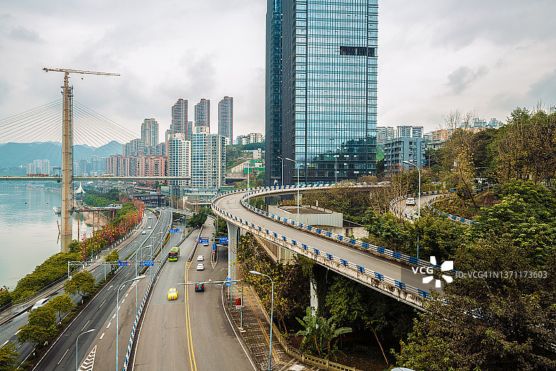 阴天重庆滨江城市的现代建筑和立交桥图片素材