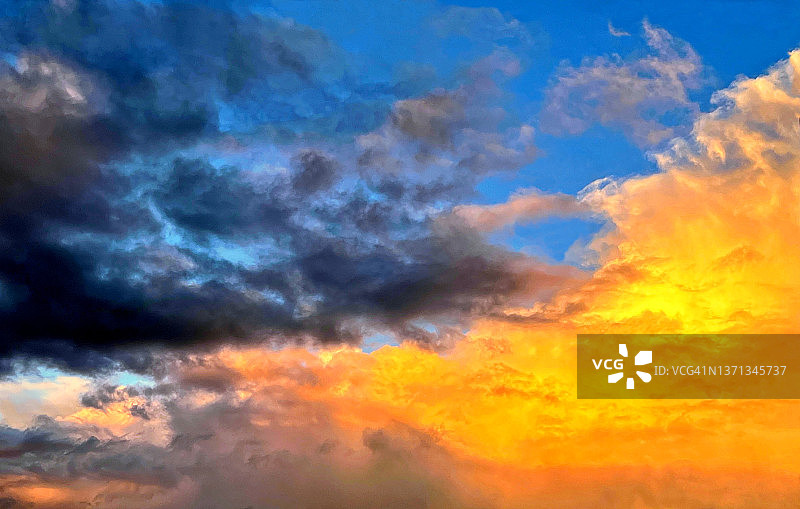 美丽的日落在橙黄色金色和深灰色烟雾云的蓝天。在黄昏的天空中令人惊叹的黄昏云景。图片素材