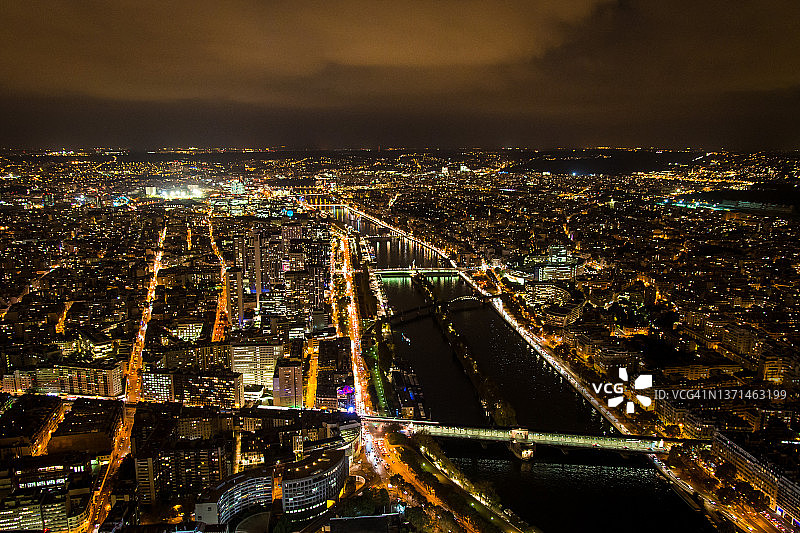 夜晚的巴黎天际线图片素材