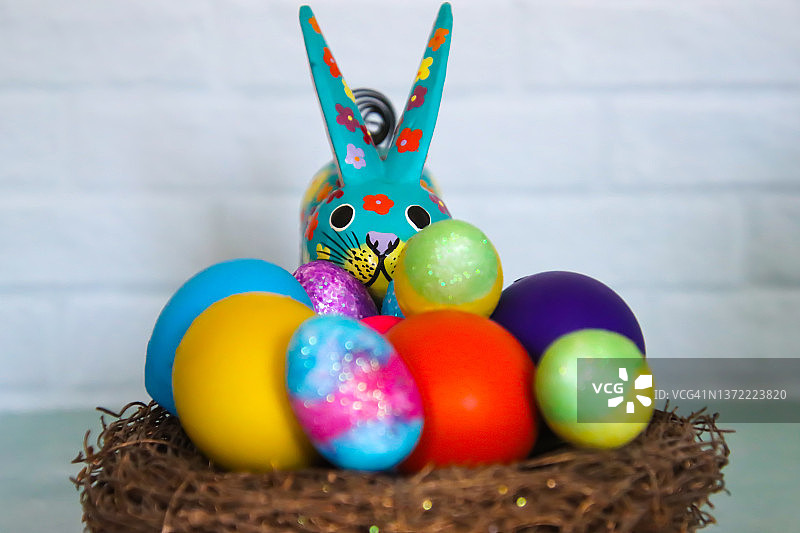 多彩的兔子和复活节彩蛋图片素材