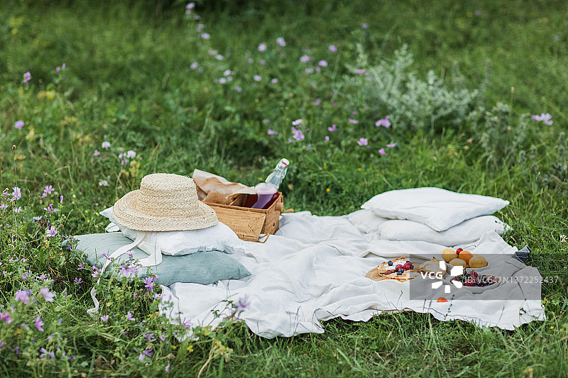 用浆果，馅饼和亚麻布做的夏季野餐。图片素材
