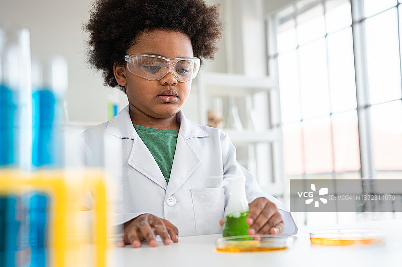 教育、科学、化学和儿童概念-儿童或学生在学校实验室做试管制作实验图片素材