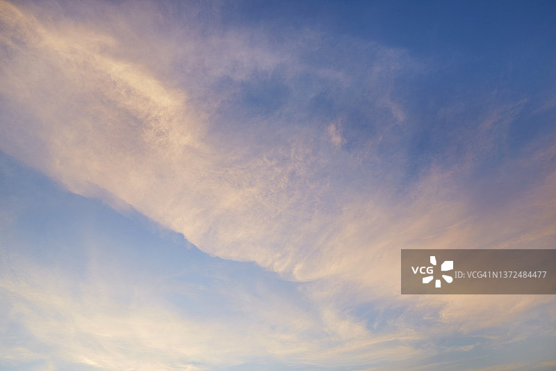 全帧拍摄的蓝天和日落时的云彩，抽象的背景图片素材