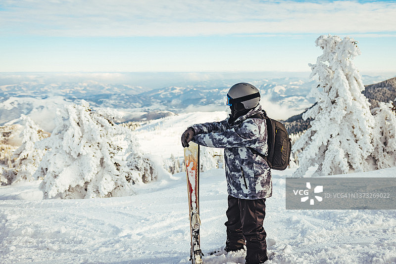 男性滑雪者在美丽的山景。图片素材