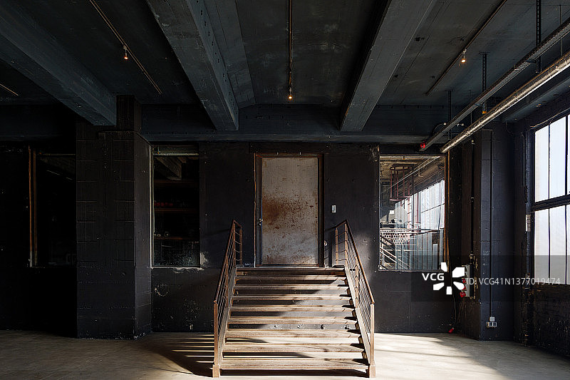 工业阁楼空房间生锈的钢楼梯图片素材