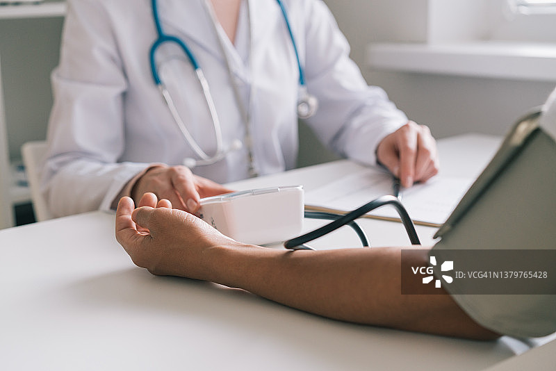 匿名医生用血压计检查病人的血压和脉搏图片素材