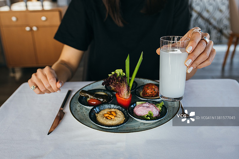 将土耳其拉基酒和开胃菜放在桌上图片素材