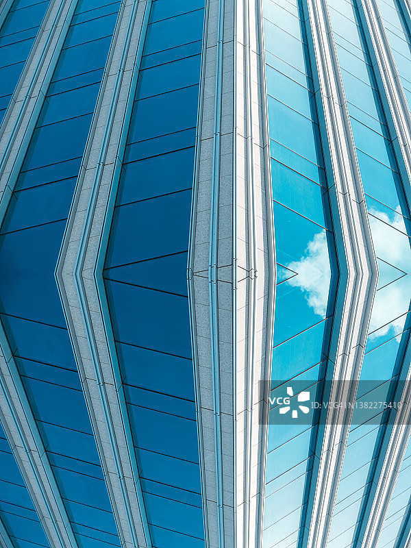 底面全景和透视视图到钢蓝色玻璃高层建筑摩天大楼，成功的工业建筑的商业理念图片素材
