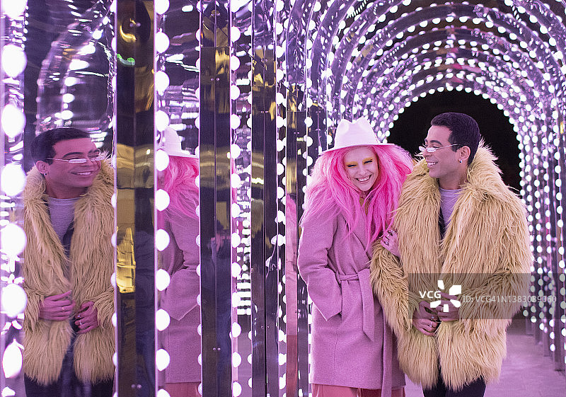 幸福时尚的夫妇走在拱门灯光下图片素材