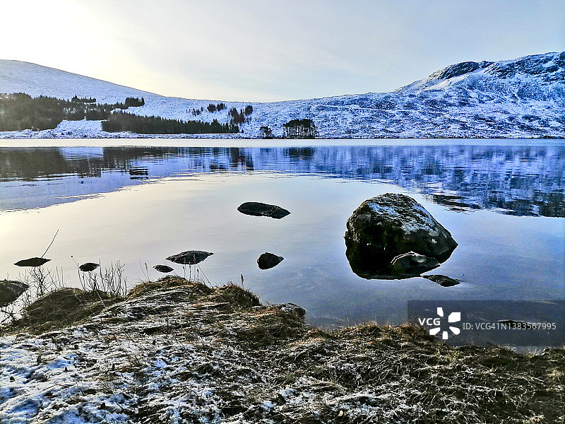 英国，苏格兰，奥西恩湖的山脉倒影和海岸线图片素材