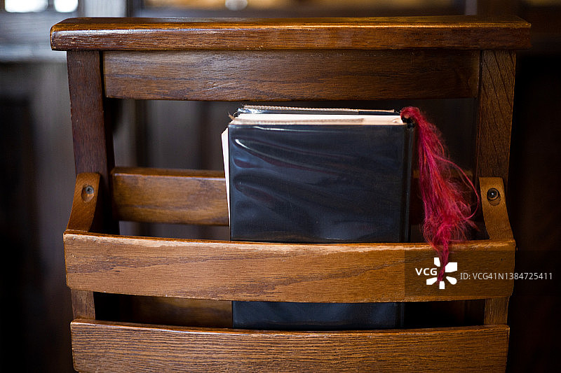 宗教礼拜书在教堂的木椅靠背上图片素材