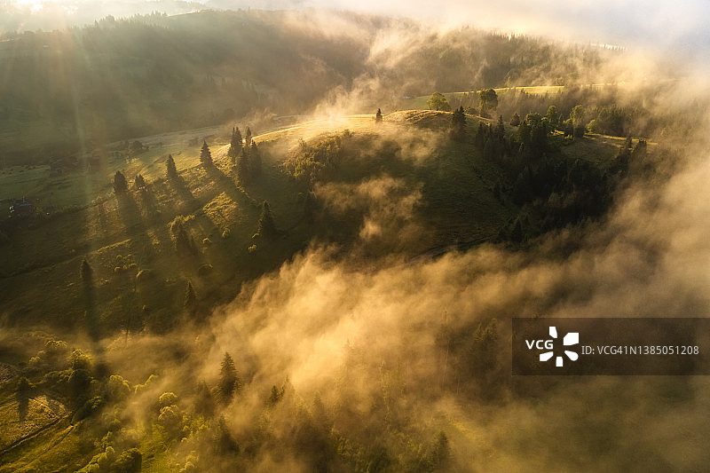 鸟瞰图，山上雾蒙蒙的黎明。喀尔巴阡山,乌克兰图片素材