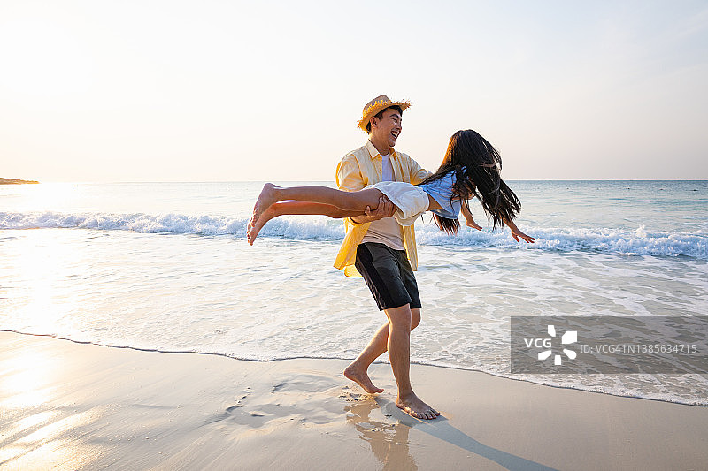健康的父亲和女儿一起在海滩上玩耍，无忧无虑快乐快乐，微笑的生活方式图片素材