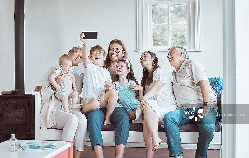 这是一个快乐的家庭在家里自拍的照片图片素材