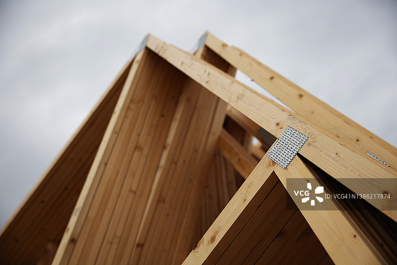 建筑工地上的木屋顶桁架图片素材