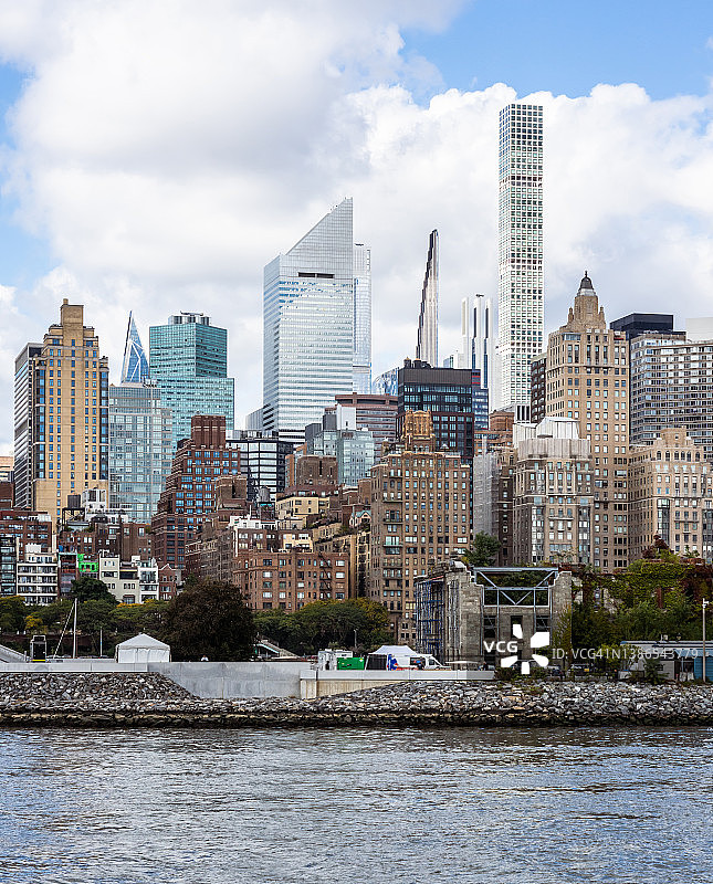 曼哈顿中城和现代摩天大楼的东河景观图片素材