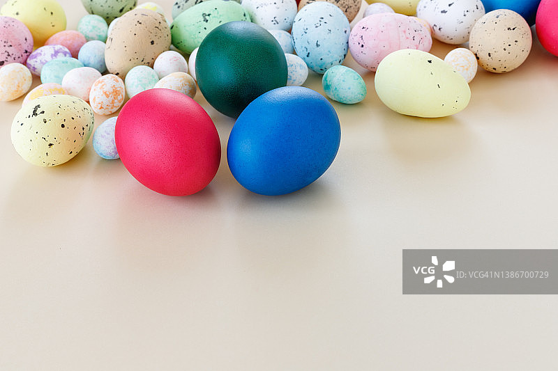 美丽的复活节卡片与彩色鸡蛋在纸米色的背景。图片素材