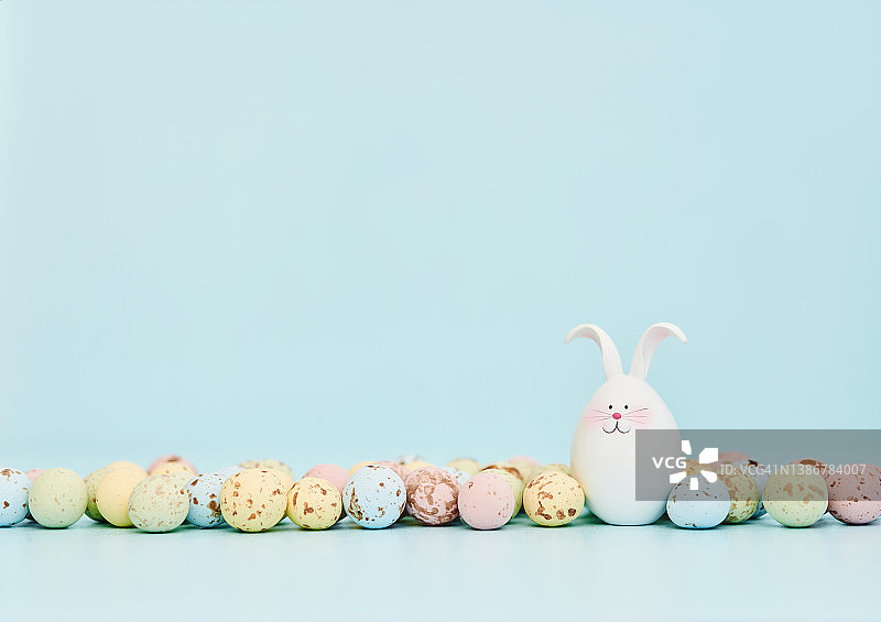 可爱快乐的复活节兔子与彩色巧克力复活节彩蛋和文本空间图片素材
