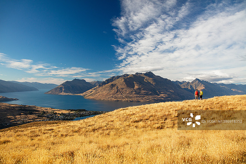 新西兰徒步旅行夫妇观赏瓦卡蒂普奥塔哥湖图片素材