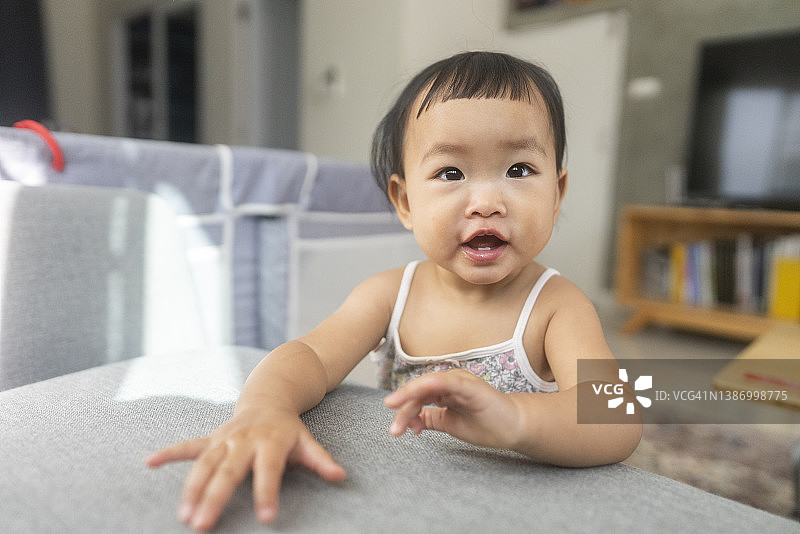 夏天的气氛积极的情绪亚洲女婴好玩的客厅在家里图片素材
